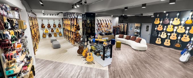 他,在旅行 Guitar to Go-吉他專門店